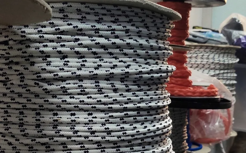 Καρούλια με σχοινιά σκάφους στην αποθήκη